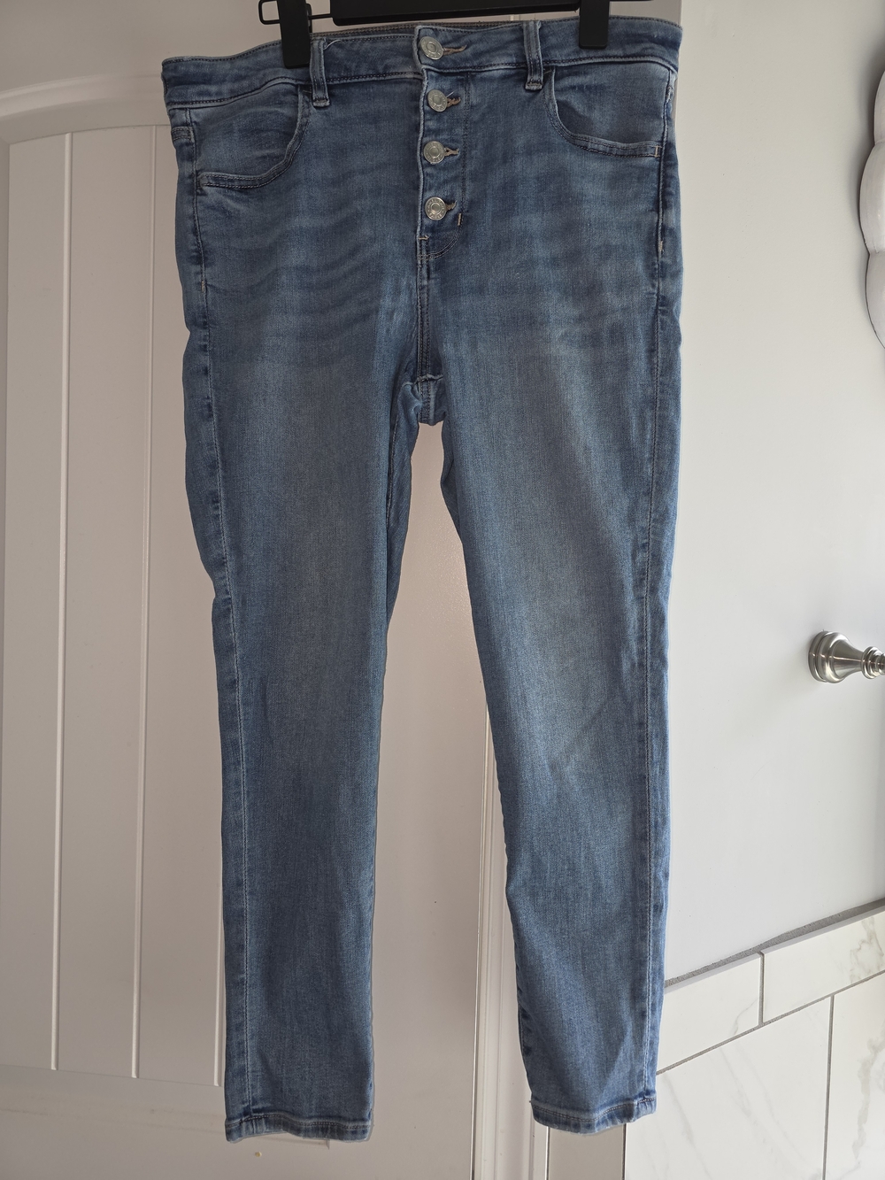 American Eagle- High Rise, Cropped Skinny Jeans Light Blue Wash- Size 14 Short